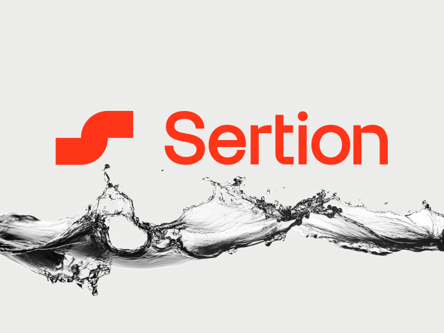 Sertions logotyp på en ljusgrå bakgrund med en vattenvåg i nederkant